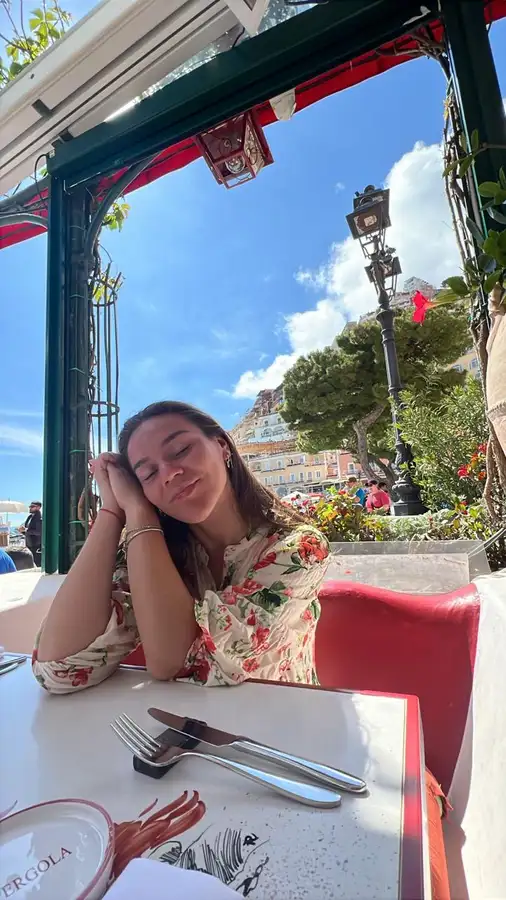Agus disfrutando una comida en Positano