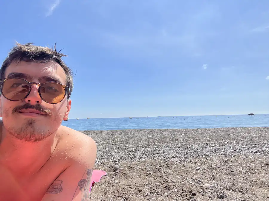 Enzo en la playa de Positano