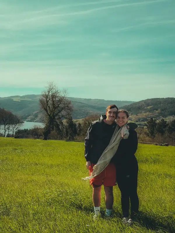 Agus y Enzo abrazados frente al paisaje