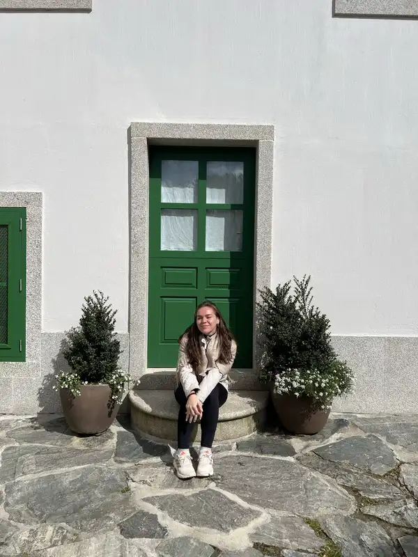 Agus frente a una puerta verde