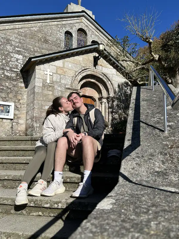 Agus y Enzo frente a una iglesia