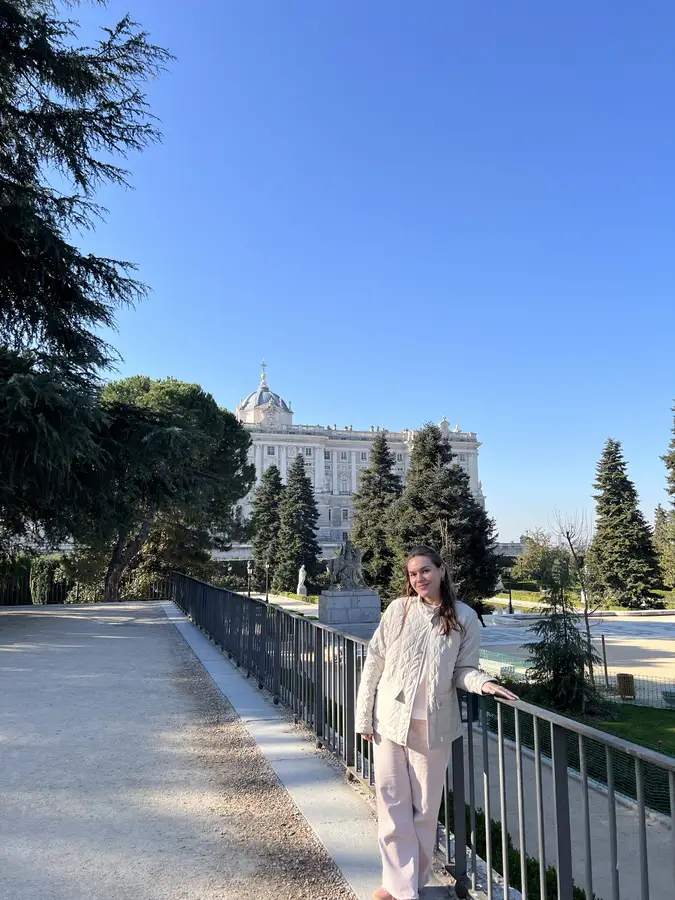 Agus paseando frente al Palacio Real de Madrid