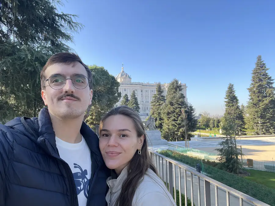 Selfie de Agus y Enzo junto al Palacio Real