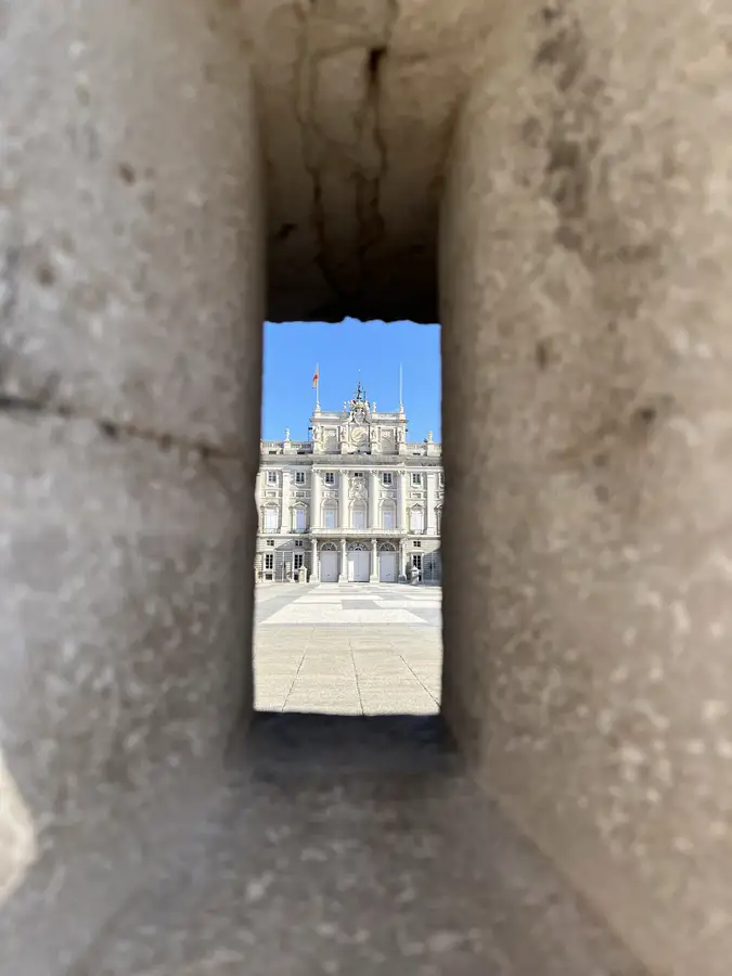 El Palacio Real visto a través de una abertura de piedra