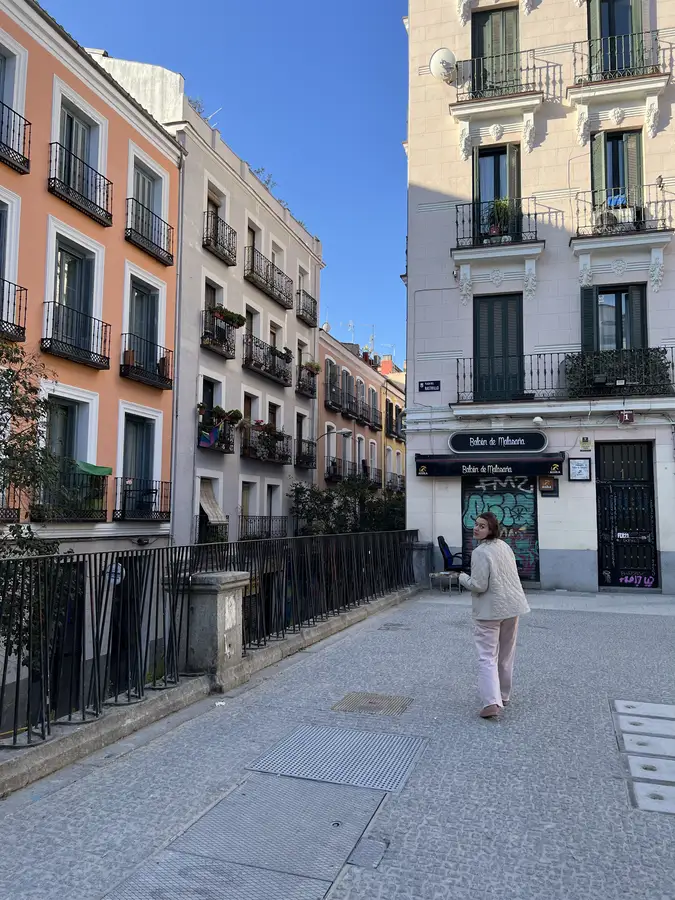 Agus caminando por las calles de Madrid