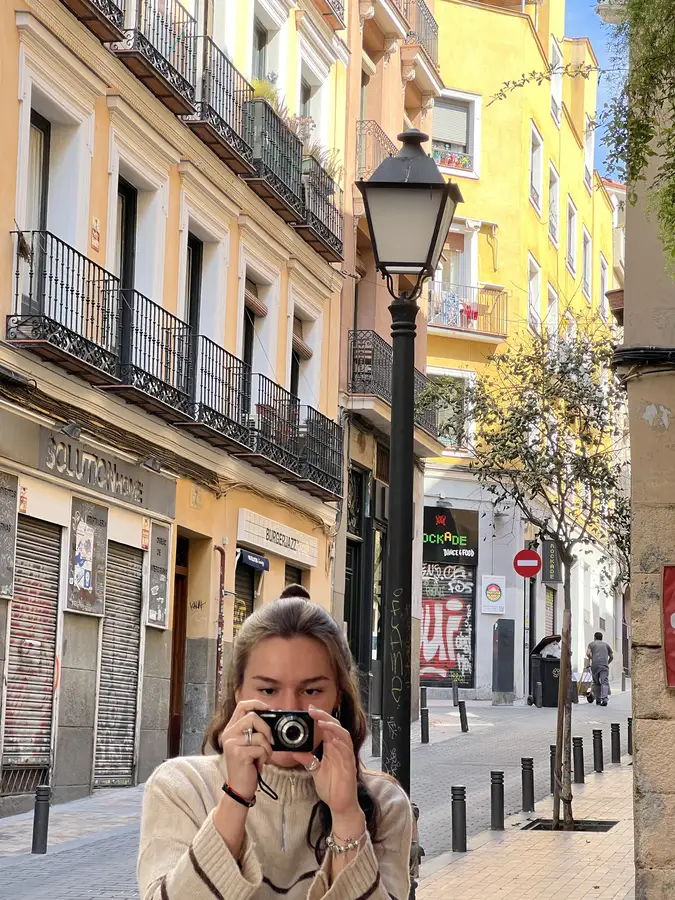 Agus tomando una foto en una calle de Madrid