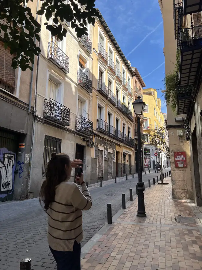 Agus fotografiando los balcones de Madrid