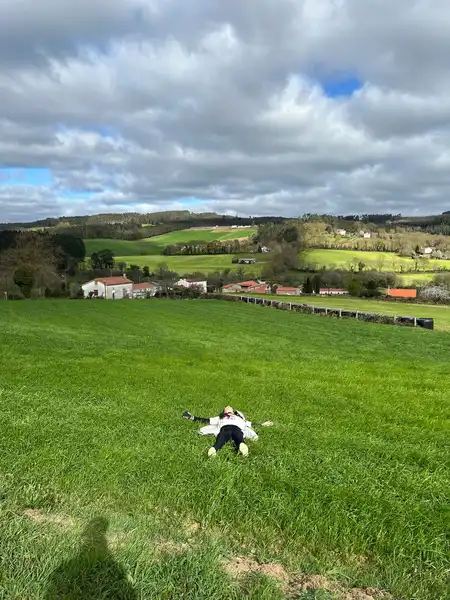Agus descansando en un gran campo verde