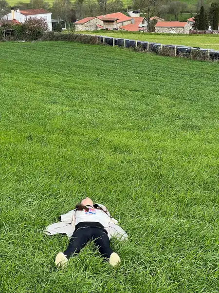 Agus recostada sobre el pasto