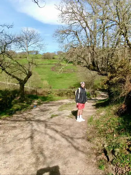 Enzo haciendo una pausa en el Camino