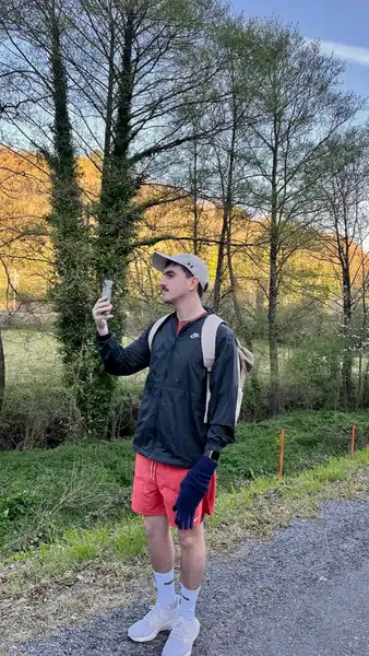 Enzo grabando el paisaje durante la caminata
