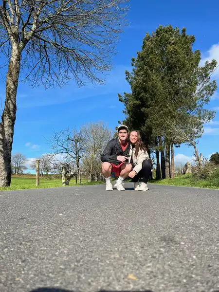 Agus y Enzo juntos en una ruta rural