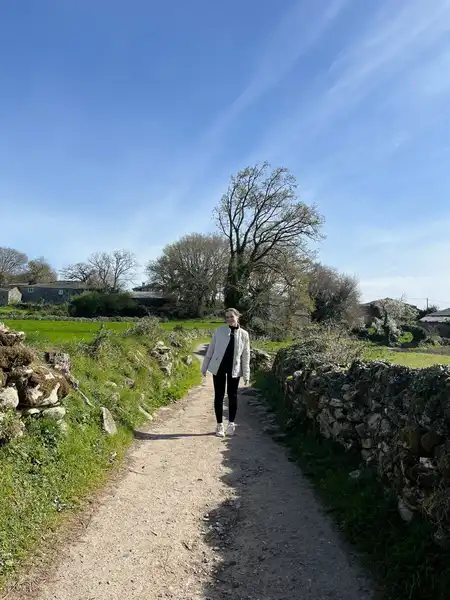 Agus en un sendero entre muros de piedra