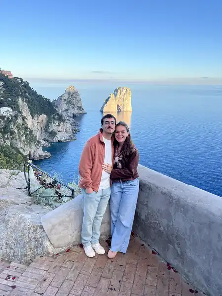 Agus y Enzo frente a los Farallones de Capri