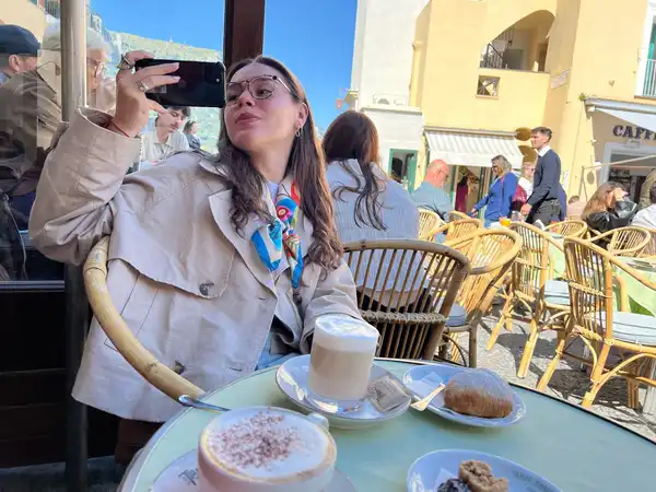 Agus disfrutando un desayuno en Capri