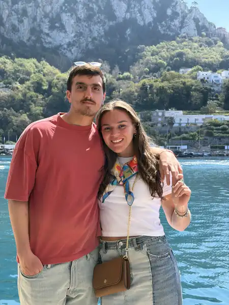 Agus y Enzo abrazados junto al mar en Capri