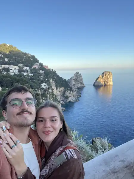 Selfie de Agus y Enzo con vistas al mar de Capri