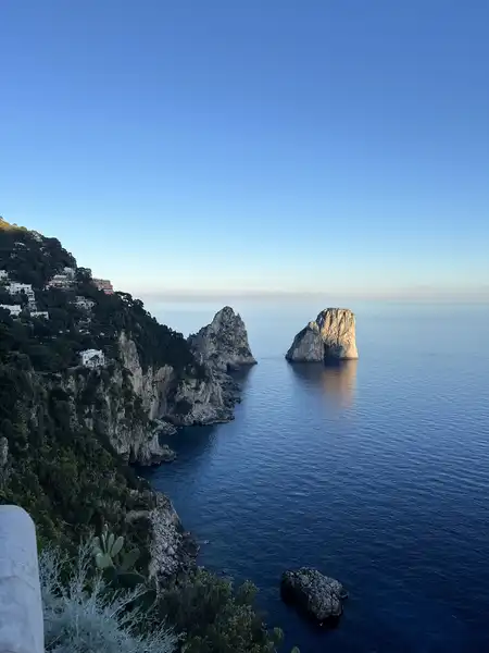 Los Farallones iluminados al atardecer