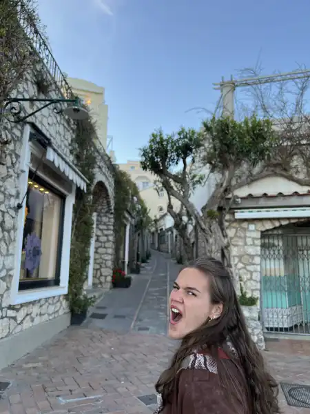 Agus recorriendo una calle de piedra en Capri
