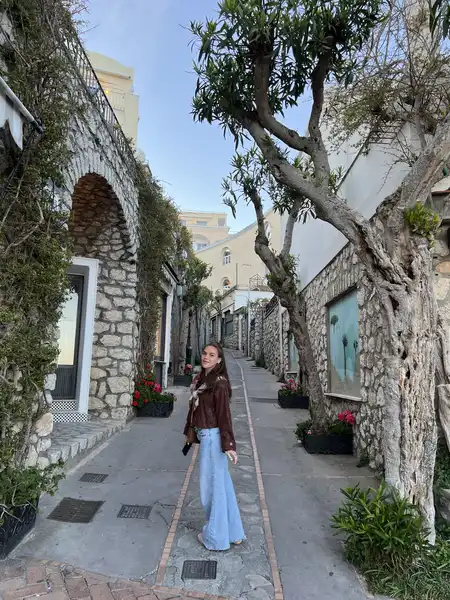 Agus entre las calles y los árboles de Capri