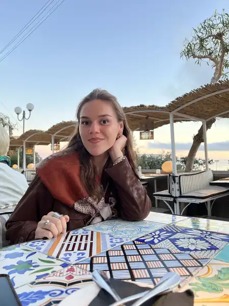 Retrato de Agus durante una cena al atardecer