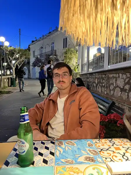 Enzo sentado en una terraza de Capri