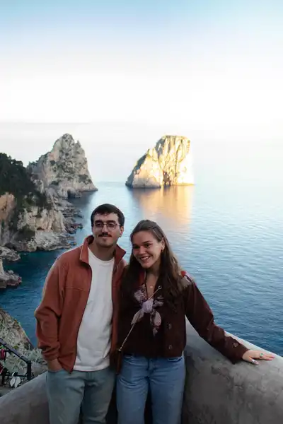 Agus y Enzo posando frente a los Farallones