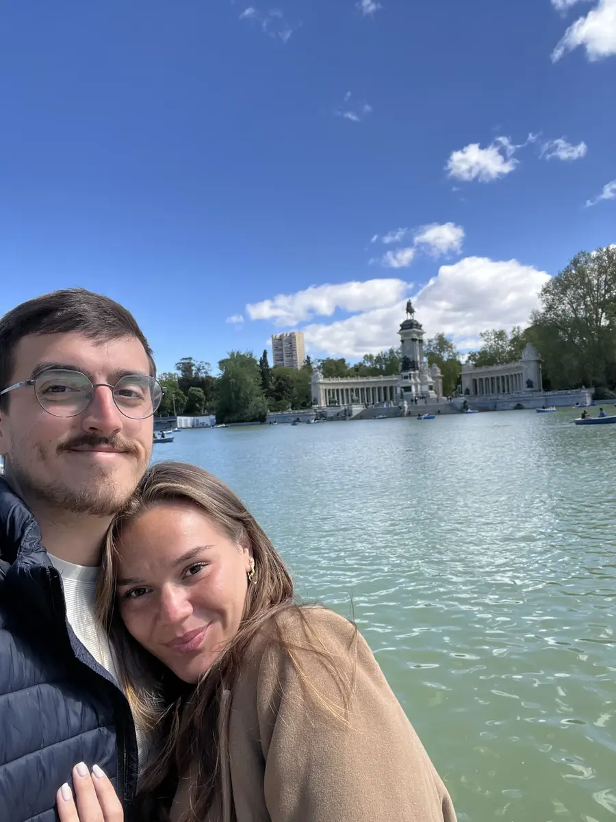 Juntos frente al Estanque Grande del Retiro en Madrid
