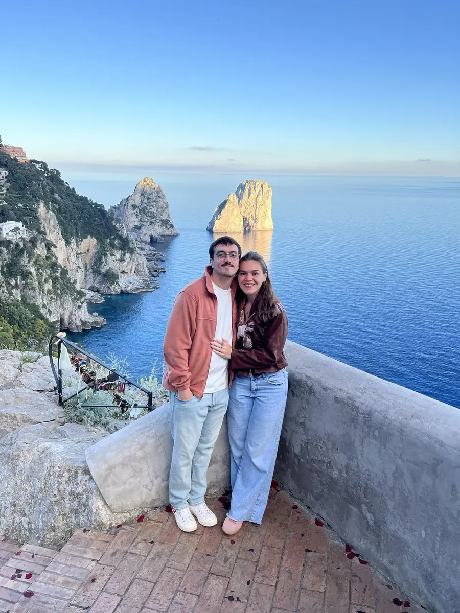 Juntos frente a los Farallones de Capri