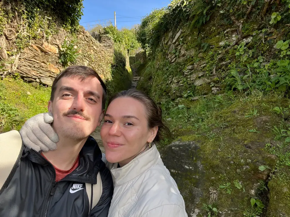 Juntos llegando a Portomarín durante el Camino de Santiago