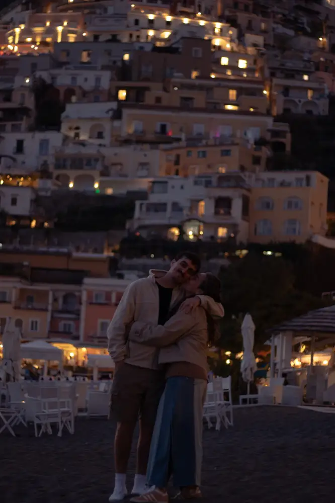 Juntos de noche en la playa de Positano