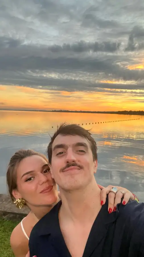 Juntos al atardecer junto al lago Ypacaraí